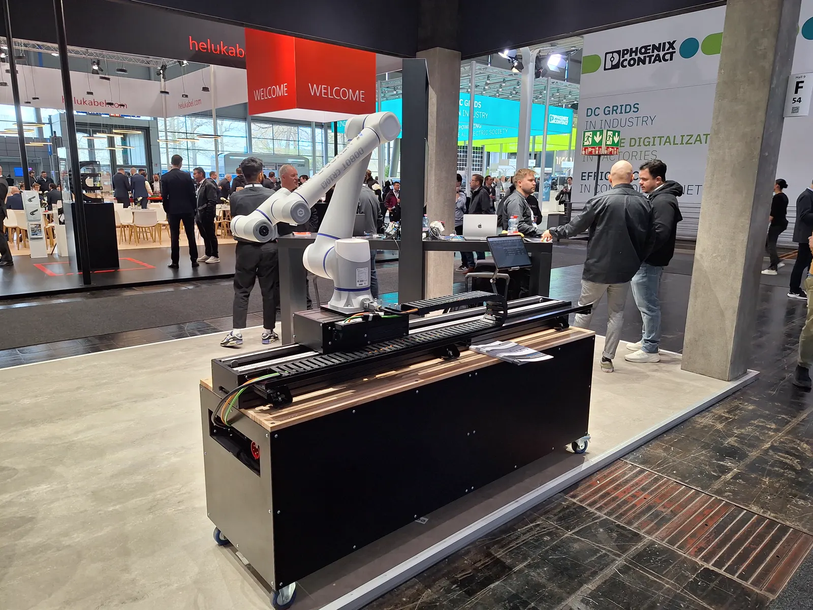 NEXOS.LinDrive LinX230 mit Cobot auf der Hannover Messe 2025